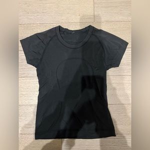 Black lulu lemon Swiftly Tech Short Sleeve Shirt 2.0 - Race Length
